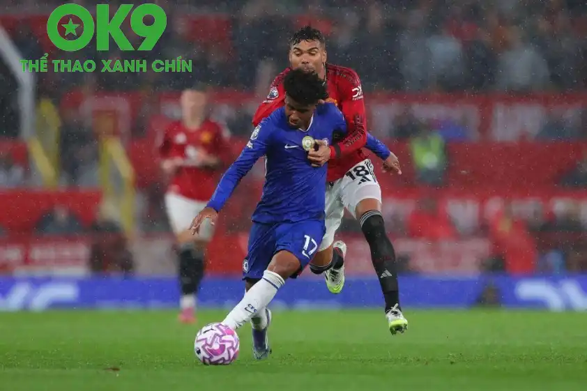 Sau đó, Casemiro nhận thẻ vàng thứ 2 vì phạm lỗi với Andrey Santos (Ảnh: The Sun). Sau đó, Casemiro nhận thẻ vàng thứ 2 vì phạm lỗi với Andrey Santos (Ảnh: The Sun).